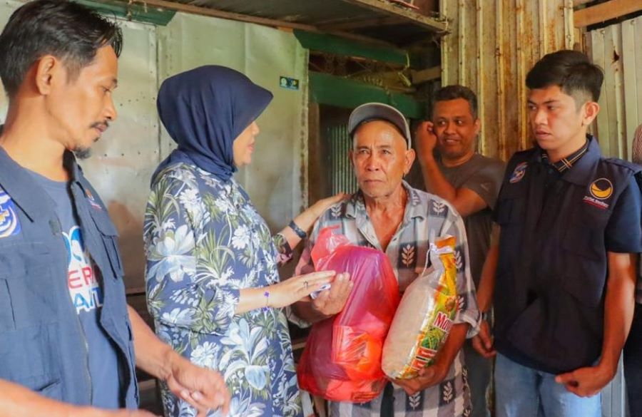 Hasnah Syam Serahkan Bantuan untuk Korban Banjir di Barru